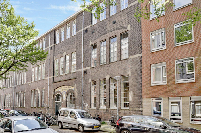 schoolgebouw straatzijde